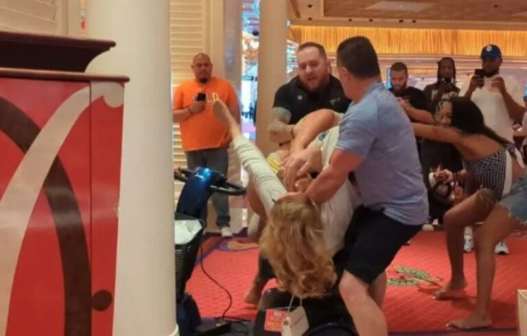 ΚΑΖΙΝΟ ΛΟΥΤΡΑΚΙΟΥ: Άγριος καυγάς με μπουνιές και κλωτσιές…στο νοσοκομείο τραυματισμένη εργαζόμενη